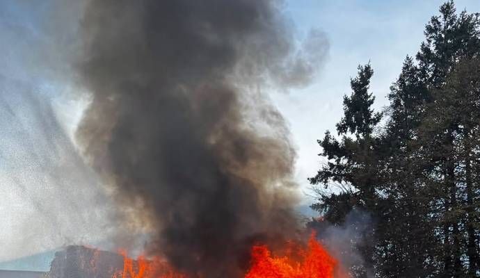 B3-Großeinsatz direkt vor unserem Feuerwehrhaus | Brand von Müllballen in Mitterpullendorf