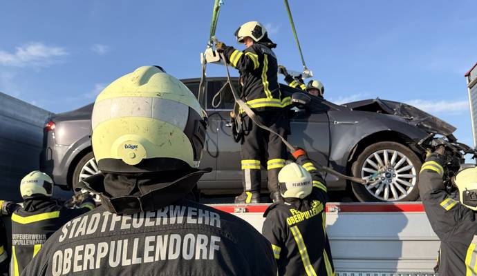 Kranarbeit - Pkw wird auf WLF geladen